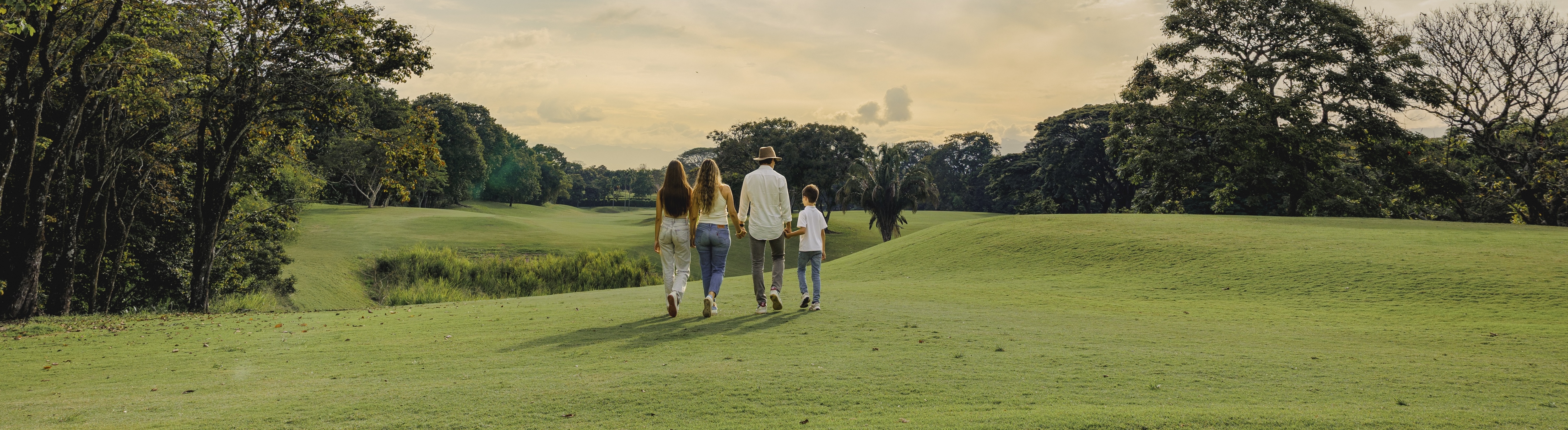 Familia en Cerritos — Real estate y desarrollo inmobiliario
